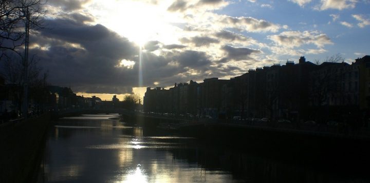 Die Sonne spiegelt sich im Wasser, Dublin